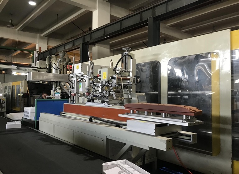 空調外殼配合注塑機械手實現(xiàn)自動印刷自動燙金